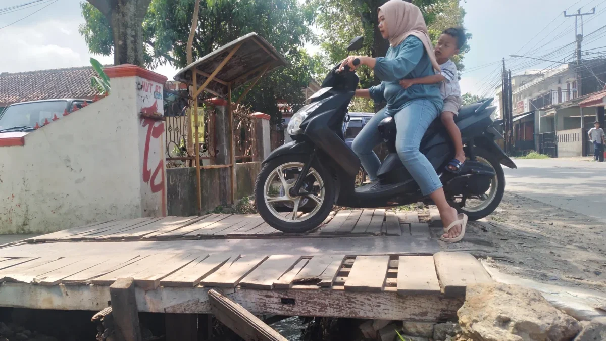 DPUTR Kabupaten Bandung Janjikan Normalisasi Drainase Selesai Idulfitri, Warga: hingga Saat Ini Masih Mangkrak! Proyek normalisasi drainase oleh DPUTR di wilayah Desa Rancaekek Wetan, Kecamatan Rancaekek, Kabupaten Bandung mangkrak dan belum ada kejelasan penyelesaian. (Yanuar/Jabar Ekspres)