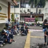 Sejumlah massa aksi Sukahaji menggelar aksi di Kantor Agraria dan Tata Ruang Badan Pertanahan (ATR BPN) Bandung, Jalan Soekarno-Hatta, Kota Bandung, Kamis (19/6). Foto: Dimas Rachmatsyah / Jabar Ekspres