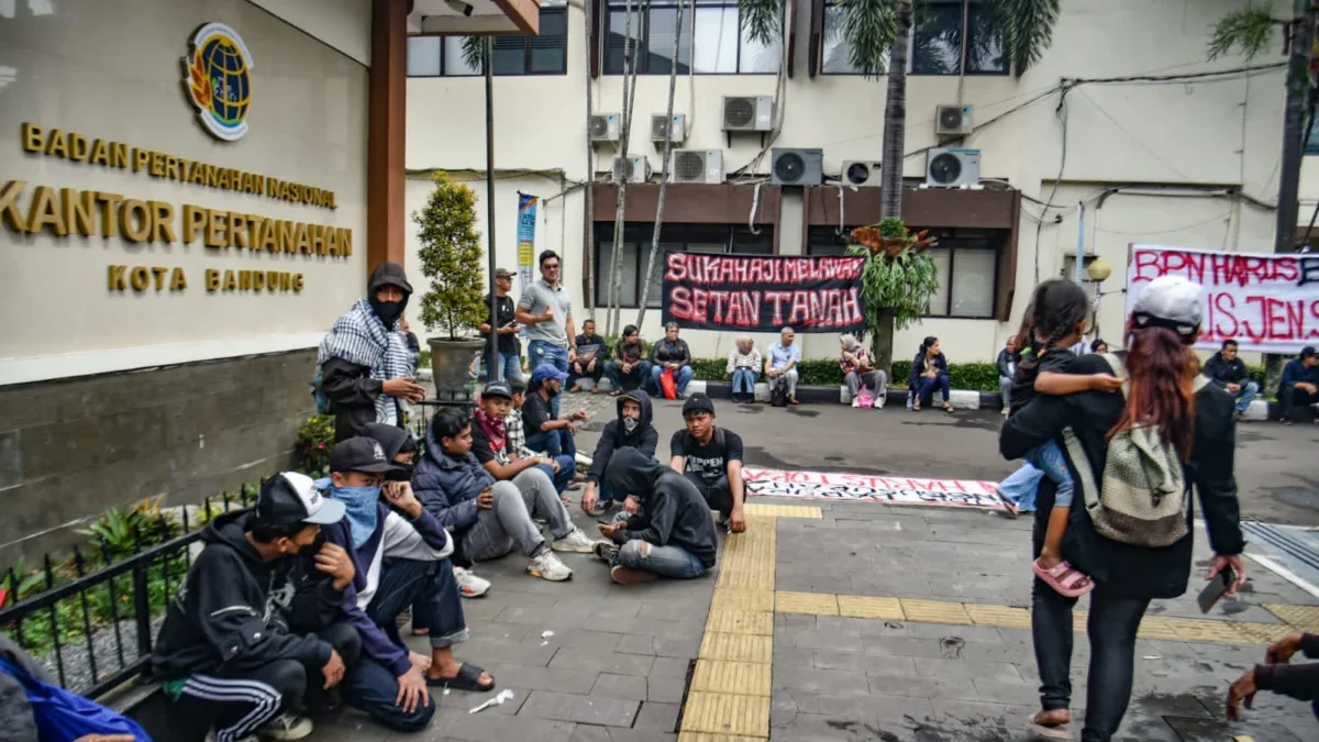 Sejumlah massa aksi Sukahaji menggelar aksi di Kantor Agraria dan Tata Ruang Badan Pertanahan (ATR BPN) Bandung, Jalan Soekarno-Hatta, Kota Bandung, Kamis (19/6). Foto: Dimas Rachmatsyah / Jabar Ekspres