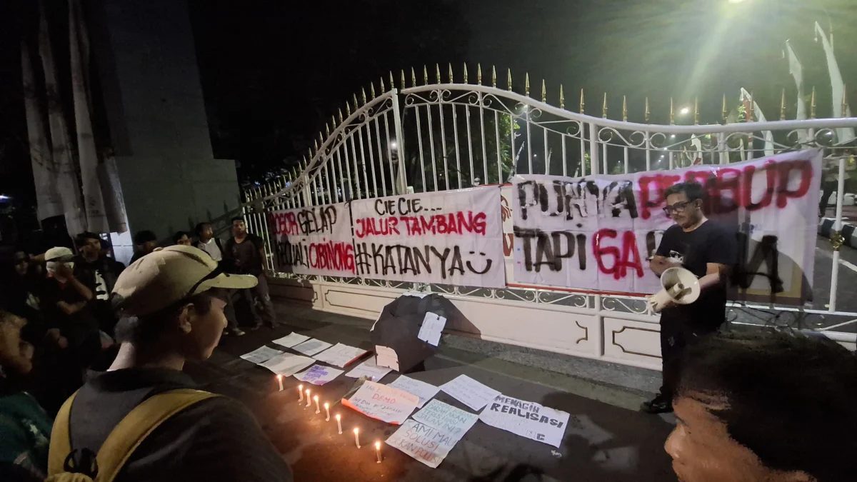 Aksi Long March Rumpin-Cibinong protes lambannya penanganan infrastruktur.