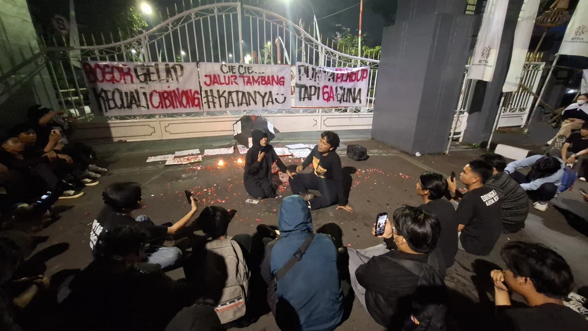 Mahasiswa dan warga Rumpin gelar aksi di depan Kantor Bupati Bogor