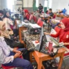 Ilustrasi: Orang tua dan siswa mendaftar SPMB di SMKN 8 Bandung beberapa waktu lalu. Foto: Dimas Rachmatsyah / Jabar Ekspres