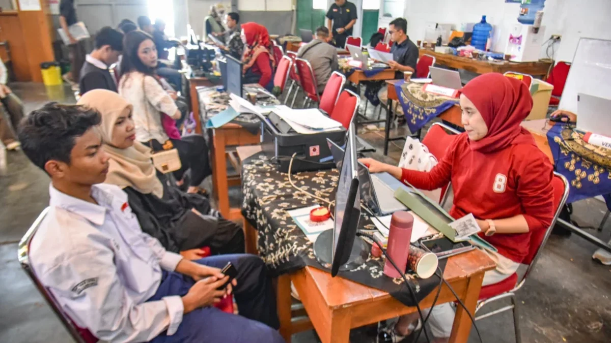 Pemkot Bandung Masih Bungkam Soal Dugaan Jual Beli Kursi SPMB 2025 di SMP, Ini Pembelaannya! Ilustrasi: Orang tua dan siswa mendaftar SPMB di SMKN 8 Bandung beberapa waktu lalu. Foto: Dimas Rachmatsyah / Jabar Ekspres