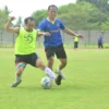 Duel Cecep Herdi (Wartawan Jabar Ekspres) dengan Wakapolres Banjar Kompol Dany Prasetya pada pertandingan persahabatan antara Media vs PJU Polres Banjar yang digelar di Stadion Gelora Banjar Patroman, Jumat (20/6/2025). (dok.Humas Polres Banjar)