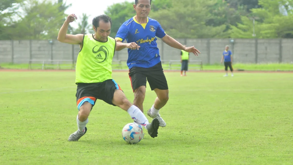 Duel Cecep Herdi (Wartawan Jabar Ekspres) dengan Wakapolres Banjar Kompol Dany Prasetya pada pertandingan persahabatan antara Media vs PJU Polres Banjar yang digelar di Stadion Gelora Banjar Patroman, Jumat (20/6/2025). (dok.Humas Polres Banjar)