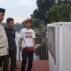 Bupati Bogor Rudy Susmanto saat melihat foto 100 hari kerja Bupati dan Wakil Bupati Bogor
