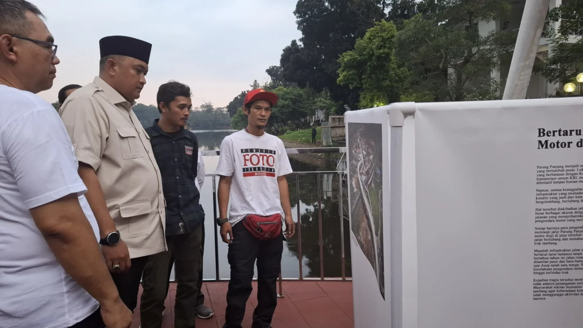 Bupati Bogor Rudy Susmanto saat melihat foto 100 hari kerja Bupati dan Wakil Bupati Bogor