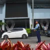 Ilustrasi: Petugas AVSEC berjaga di depan Bandara Husein Sastranegara, Kota Bandung beberapa waktu lalu. Foto: Dimas Rachmatsyah / Jabar Ekspres