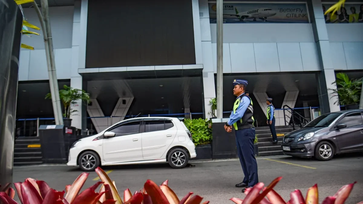 Jadi Jantung Interkoneksi Pariwisata se-Jawa Barat, Aktifasi Bandara Husein Tinggal Tunggu Persetujuan Pemerintah Pusat Ilustrasi: Petugas AVSEC berjaga di depan Bandara Husein Sastranegara, Kota Bandung beberapa waktu lalu. Foto: Dimas Rachmatsyah / Jabar Ekspres