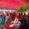 Warga antusias memeriksa kesehatan mereka di posko pelayanan kesehatan yang dibuat Polres Banjar dalam rangka hari Bhayangkara, Minggu (22/6/2025). (Istimewa)