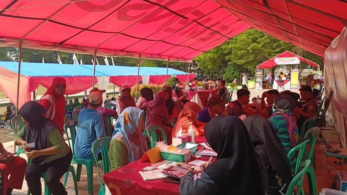 Warga antusias memeriksa kesehatan mereka di posko pelayanan kesehatan yang dibuat Polres Banjar dalam rangka hari Bhayangkara, Minggu (22/6/2025). (Istimewa)