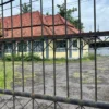 Eks Kantor Badan Pusat Statistik (BPS) Kota Banjar di Balokang Kecamatan Banjar kini tidak dihuni, Minggu (22/6/2025). KPU Banjar tengah mengusulkan pinjam pakai kantor tersebut ke pihak BPS dan Pemkot Banjar. (Cecep Herdi/Jabar Ekspres)
