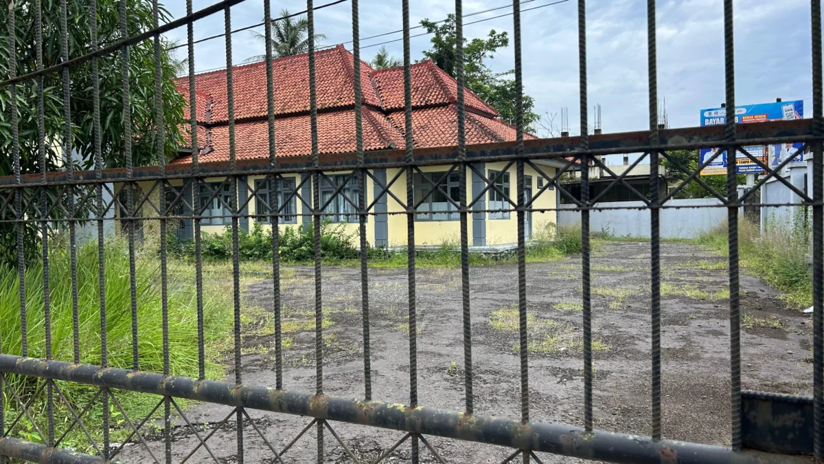 Eks Kantor Badan Pusat Statistik (BPS) Kota Banjar di Balokang Kecamatan Banjar kini tidak dihuni, Minggu (22/6/2025). KPU Banjar tengah mengusulkan pinjam pakai kantor tersebut ke pihak BPS dan Pemkot Banjar. (Cecep Herdi/Jabar Ekspres)