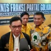 Ketua DPD Partai Golkar Provinsi Jawa Barat, TB Ace Hasan Syadzily (kiri) usai membekali kadernya.
