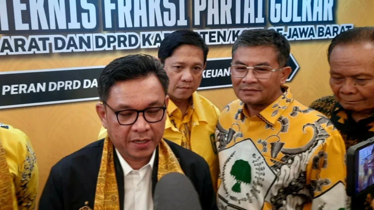 Ketua DPD Partai Golkar Provinsi Jawa Barat, TB Ace Hasan Syadzily (kiri) usai membekali kadernya.