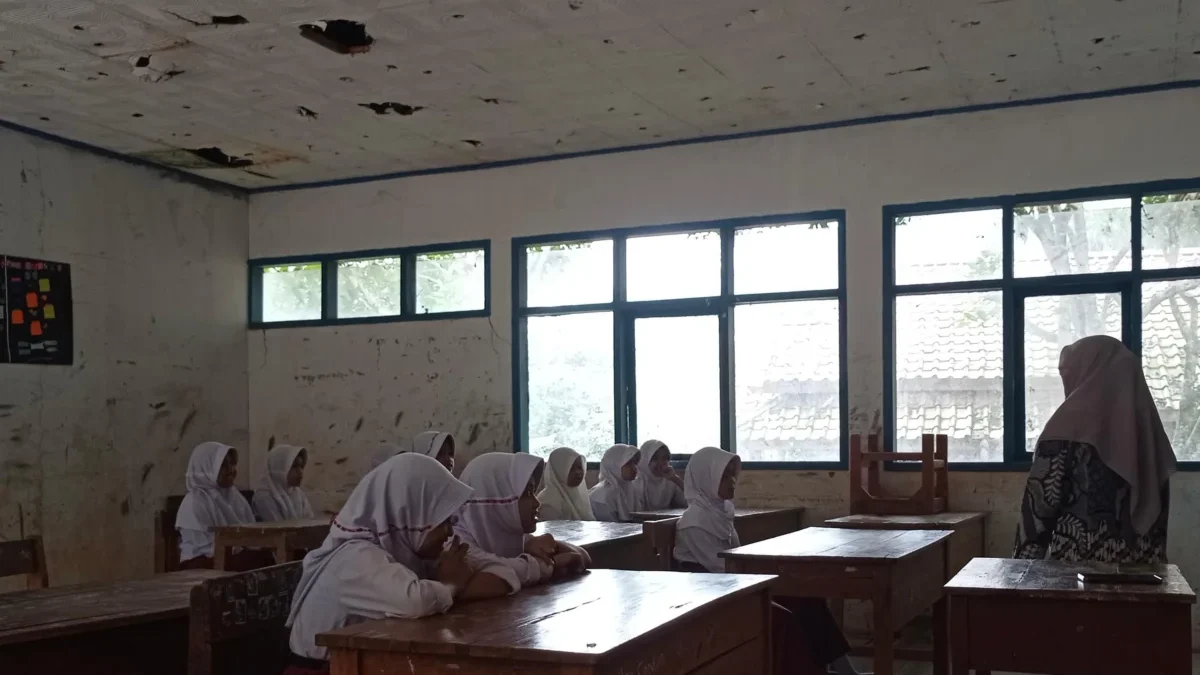 Ketika Janji Pendidikan Tak Sampai ke Pelosok KBB, Puluhan Siswa Bertaruh Nyawa Demi Belajar Ketika Janji Pendidikan Tak Sampai ke Pelosok KBB, Puluhan Siswa Bertaruh Nyawa Demi Belajar