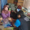 Ketua LPM Kelurahan Ciamis, Adang Sudrajat, mewakili Bupati Ciamis Herdiat menyerahkan bantuan uang tunai Rp10 juta untuk perbaikan rumah tidak layak huni milik Yati, seorang janda prasejahtera warga Lingkungan Pakuncen, Desa Kolot, Kabupaten Ciamis belum lama ini. (Cecep Herdi/Jabar Ekspres)