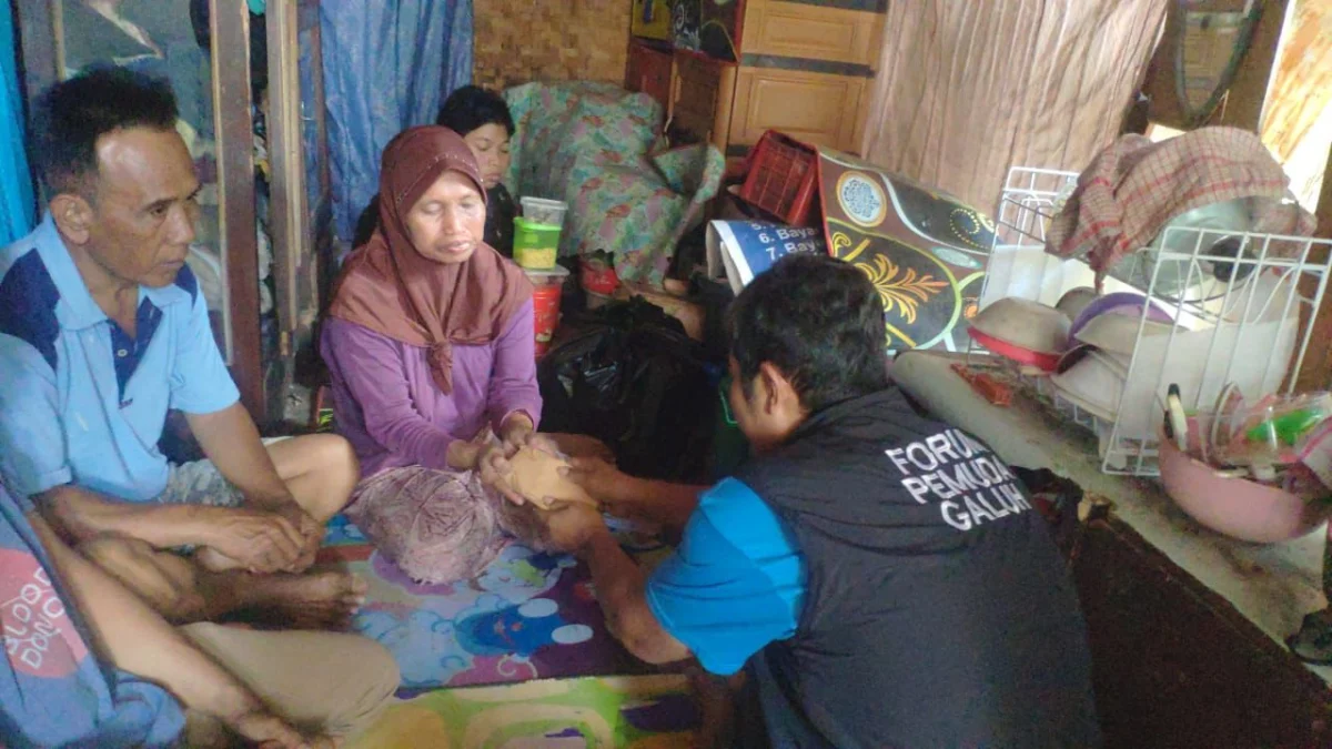 Ketua LPM Kelurahan Ciamis, Adang Sudrajat, mewakili Bupati Ciamis Herdiat menyerahkan bantuan uang tunai Rp10 juta untuk perbaikan rumah tidak layak huni milik Yati, seorang janda prasejahtera warga Lingkungan Pakuncen, Desa Kolot, Kabupaten Ciamis belum lama ini. (Cecep Herdi/Jabar Ekspres)