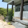 Nampak kerusakan bangunan SMKN 1 Cijeungjing yang dibangun tahun 2023 menggunakan dana APBD Provinsi Jabar senilai Rp2,6 miliar. Hingga kini bangunan itu mangkrak karena tidak layak pakai. (Cecep Herdi/Jabar Ekspres)
