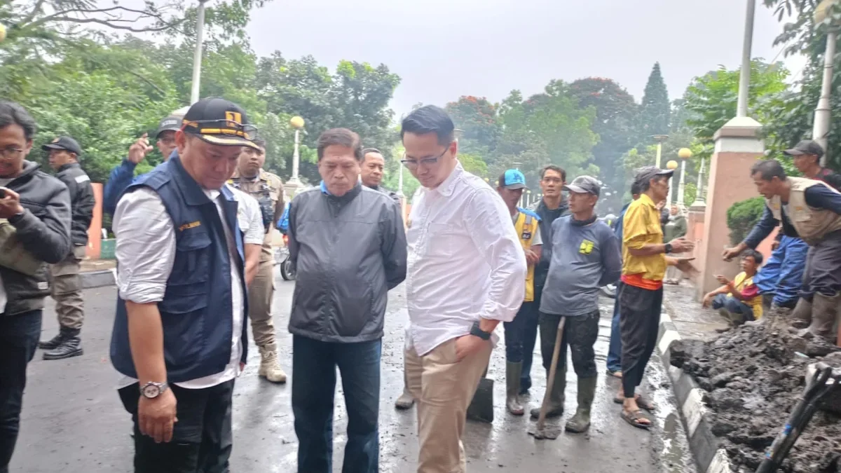 Jalan Ambles di Depan Kantor Wali Kota Cimahi, Diduga Akibat Drainase Tersumbat dan Hujan Deras Jalan Ambles di Depan Kantor Wali Kota Cimahi, Diduga Akibat Drainase Tersumbat dan Hujan Deras