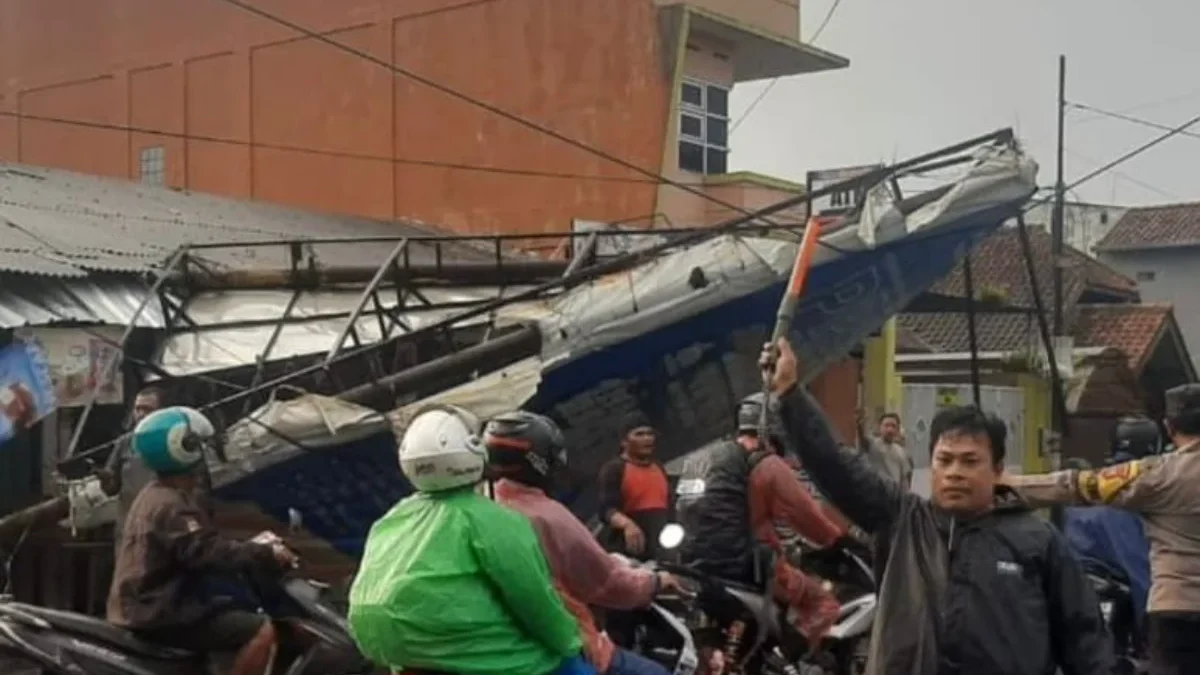 Papan Reklame Setinggi 3 Meter Roboh di Baleendah, Arus Lalu Lintas Sempat Macet Papan Reklame Setinggi 3 Meter Roboh di Baleendah, Arus Lalu Lintas Sempat Macet