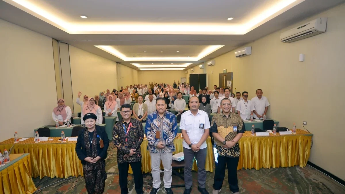 Telkom Kembangkan Fitur Baru i-Chat 2.0 untuk kemudahan Penyandang Disabilitas Tuli dan Disabilitas Wicara (kiri ke kanan) Ketua PsLD UNY Prof. Dr. Ishartiwi, GM Witel Yogya Jateng Selatan Agus Faisal, Wakil Rektor Bidang Keuangan UNY Prof. Dr. Lantip Diat Prasojo, M.Pd., Direktur Direktorat Akademik, Kemahasiswaan, dan Alumni UNY Prof. Dr. Guntur, M.Pd., dan Sekretaris Direktorat Akademik, Kemahasiswaan, dan Alumni UNY Dr. Iis Prasetyo, M.M pada acara pelatihan Indonesia Digital Learning (IDL) yang diselenggarakan di Yogyakarta, pada 25-26 Juni 2025.