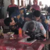 Petugas Disdukcapil keselek bakso dan minta bantuan petugas Damkar
