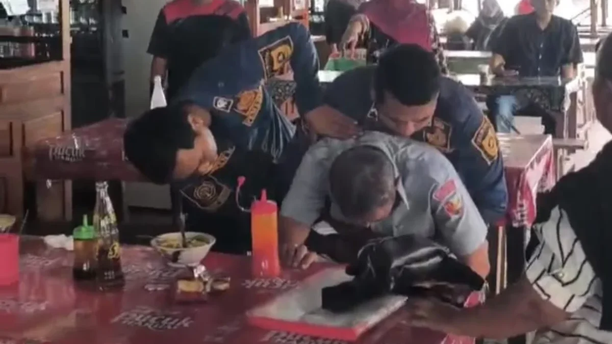 Keselek Bakso Saat Makan, Warga Minta Tolong Damkar Kabupaten Bogor Petugas Disdukcapil keselek bakso dan minta bantuan petugas Damkar