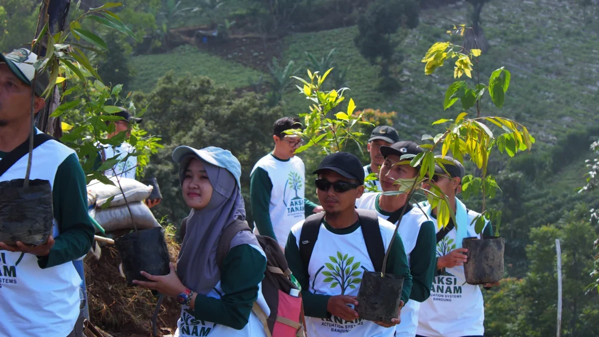 Gersangnya Perbukitan Cimenyan Bandung, Perbaikan Lingkungan Dilakukan Lewat Aksi Tanam 3.000 Pohon Keras Gersangnya Perbukitan Cimenyan Bandung, Perbaikan Lingkungan Dilakukan Lewat Aksi Tanam 3.000 Pohon Keras