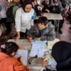 Ilustrasi: Warga mendaftar pemutihan pajak kendaraan bermotor di Samsat beberapa waktu lalu. Foto: Dimas Rachmatsyah / Jabar Ekspres