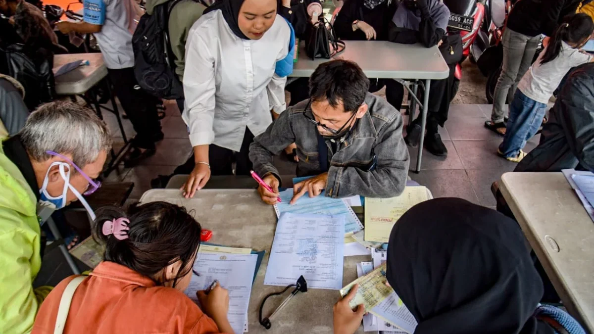 Lonjakan Wajib Pajak Membeludak, Samsat Cimahi Prioritaskan Lansia dan Disabilitas Ilustrasi: Warga mendaftar pemutihan pajak kendaraan bermotor di Samsat beberapa waktu lalu. Foto: Dimas Rachmatsyah / Jabar Ekspres