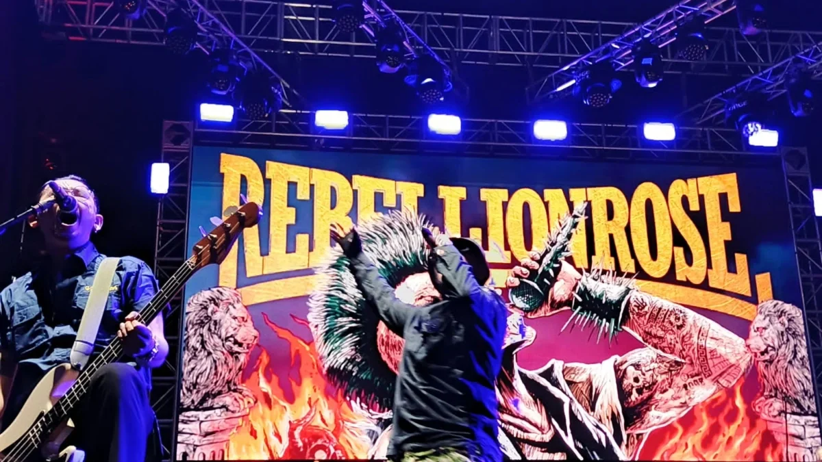 OTW BREAK OUT DAY 2025 Guncang Cirebon! Musisi Lokal Bersinar, Kompetisi Games Bikin Panas Suasana Rebellionrose saat semarakan OTW Break Out Day 2025 di Cirebon, Sabtu (28/6). (Sadam Husen / JE)