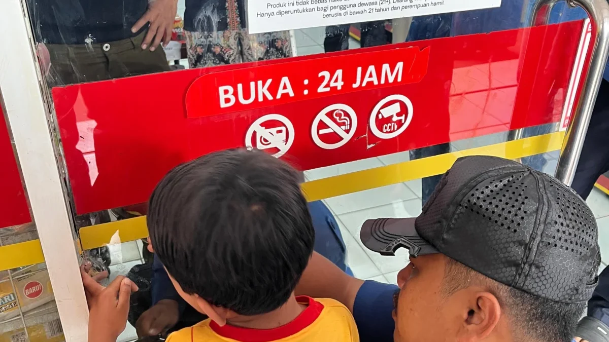 Damkar Evakuasi Anak Terjepit Pintu Minimarket hingga Keselek Bakso