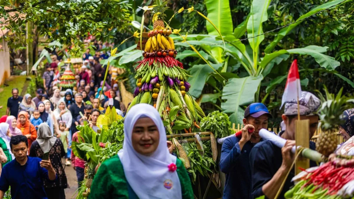 Sidekah Bumi di Kampung Sawah Mulyaharja Bogor, Warisan Budaya Abad ke-17 Sidekah Bumi di Kampung Sawah Mulyaharja Bogor, Warisan Budaya Abad ke-17