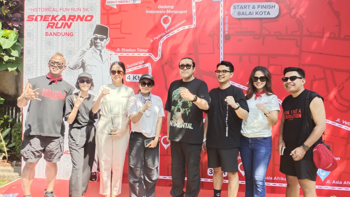 Dewan Pengarah Soekarno Run Bandung Ono Surono foto bersama usai meninjau pengambilan Racepack di Gedung Indonesia Menggugat Bandung, Sabtu 7 Juni 2025.