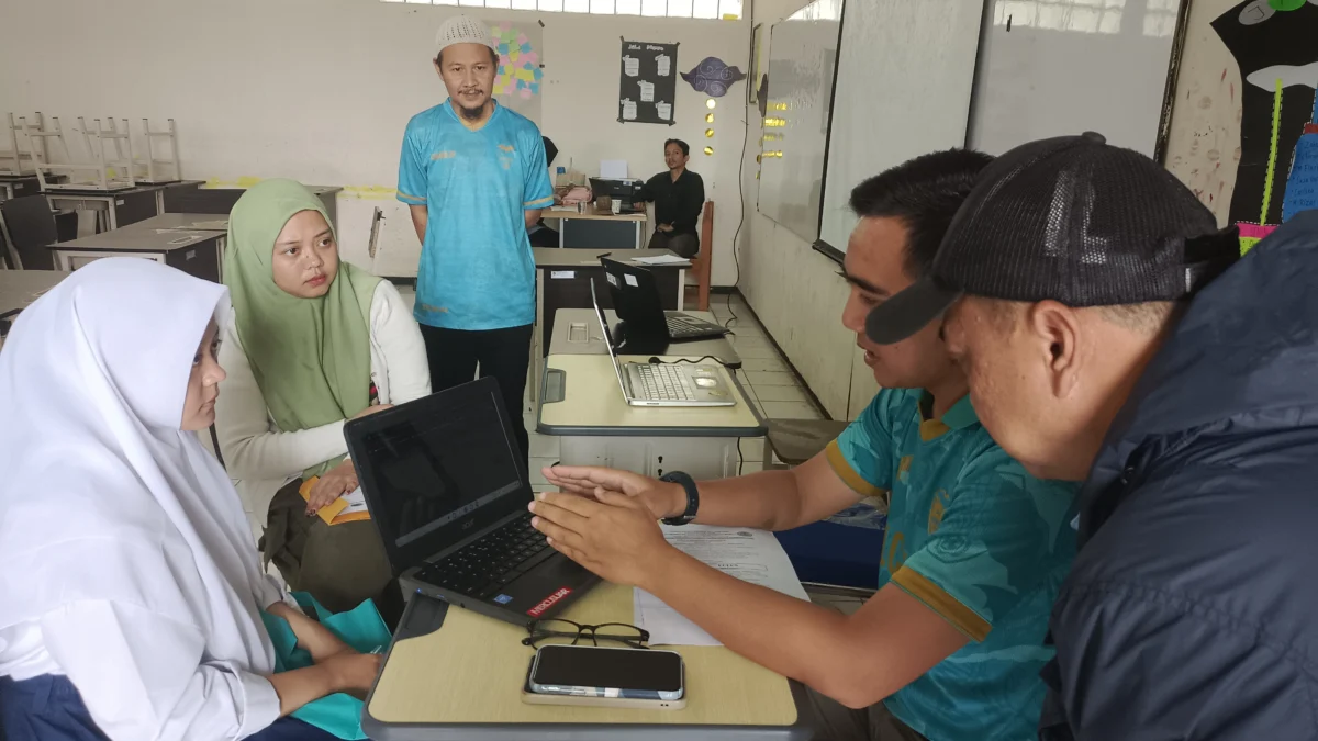 MENDAFTAR: Peserta melakukan mendaftaran SPMB Tahap 1 dengan mendatangi SMAN 1 Cikolong Wetan, Kabupaten Bandung Barat, Rabu, 11 Juni 2025.