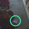 Tangkapan layar dari rekaman CCTV terduga pelaku penipuan yang merupakan oknum Polisi saat melancarkan aksinya di toko helm, berlokasi di Jalan Raya Cileunyi Nomor 329, wilayah Desa Cileunyi Kulon, Kecamatan Cileunyi, Kabupaten Bandung.