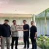 Roti Bakar Panjo mengadakan sayembara desain kemasan untuk mengajak anak muda, khususnya para desainer dan pegiat kreatif, menunjukkan karyanya. Lewat lomba ini, Panjo ingin memberi ruang bagi siapa saja yang ingin menuangkan ide kreatif sekaligus ikut memperkuat ciri khas merek mereka yang dekat dengan budaya lokal. Kompetisi ini diadakan dalam rangka menyambut ulang tahun ke-6 sekaligus momen menjelang peluncuran menu kolaborasi terbaru. Adapun sayembara desain kemasan berlangsung pada 16 Mei hingga 14 Juni 2025. “Sebagai bentuk komitmen Roti Bakar Panjo dalam memberikan dampak. Sayembara ini diharapkan dapat membuka kesempatan bagi masyarakat luas yang ingin berkarya dalam menunjukkan semangat serta merepresentasikan penciptaan dari budaya lokal,” ujar Yazmi Panji Nugroho, sebagai Owner Roti Bakar Panjo saat ditemui langsung pada Sabtu, (14 Juni 2025) Lebih dari sekadar mempercantik kemasan, Roti Bakar Panjo juga ingin memberikan apresiasi langsung kepada para kreator desain. Nama sang kreator nantinya akan dicantumkan di kemasan, sebagai bentuk penghargaan atas karya mereka. Arian Setiagama selaku General Manager menyatakan bahwa “Kami percaya bahwa desain adalah bagian penting dari pengalaman pelanggan. Maka dari itu, melalui sayembara ini kami ingin menjadikan kemasan kami bukan hanya pembungkus makanan tetapi, media ekspresi yang bisa dibanggakan. Ini momen bagi para seniman, kreator muda agar karya mereka dapat dilihat langsung oleh ribuan pelanggan,” Adapun rangkaian kegiatan Sayembara Desain Kemasan dimulai sejak 16 Mei 2025 - 31 Mei 2025 merupakan periode pengumpulan karya desain. Dari puluhan karya yang telah terkumpul, akan dipilih 10 orang peserta yang memiliki vote terbanyak di sosial media akan melakukan presentasi untuk menjelaskan hasil karyanya yang dilaksanakan di Kofu Caffee Cisangkuy, Kota Bandung, pada Sabtu 14 Juni 2025. Dalam acara Sayembara Desain Kemasan terdapat dua kategori pemenang, diantaranya kategori favorit akan mendapatkan hadiah senilai Rp. 1.000.000. dan juara pertama akan mendapatkan hadiah senilai Rp. 5.000.000. Melalui kegiatan Sayembara Desain Kemasan telah terpilih pemenang favorit dengan perolehan suara terbanyak yakni Jo Fiorentine Emmanuella & Phillip Matthew Chandra. Adapun pemenang utama yang dipilih dari hasil penilaian juri yakni Azam Fikry. Sementara itu, salah seorang pemenang sayembara tersebut, Azam Fikry, mengaku senang bisa berkontribusi sekaligus mempromosikan budaya Bandung lewat desainnya. “Saya ingin menyampaikan bahwa satu boks roti ini bisa dinikmati seluruh anggota keluarga. Dari anak-anak sampai kakek-nenek. Bandung bukan cuma soal landmark, tapi juga soal cinta, kasih sayang, dan kebersamaan,” ujarnya Kemenangan tersebut sekaligus menjadi momen istimewa, mengingat Roti Bakar Panjo juga sudah lama menjadi favorit keluarganya. “Kebetulan ini juga roti kesukaan keluarga. Jadi senang banget bisa terlibat,” pungkasnya. Dengan semangat kolaborasi dan kreativitas, Roti Bakar Panjo berharap langkah kecil ini bisa jadi wadah bagi para desainer lokal untuk terus berkembang. Serta, desain pemenang akan digunakan secara resmi selama satu tahun kedepan untuk merayakan perjalanan enam tahunnya Roti Panjo di industri kuliner.