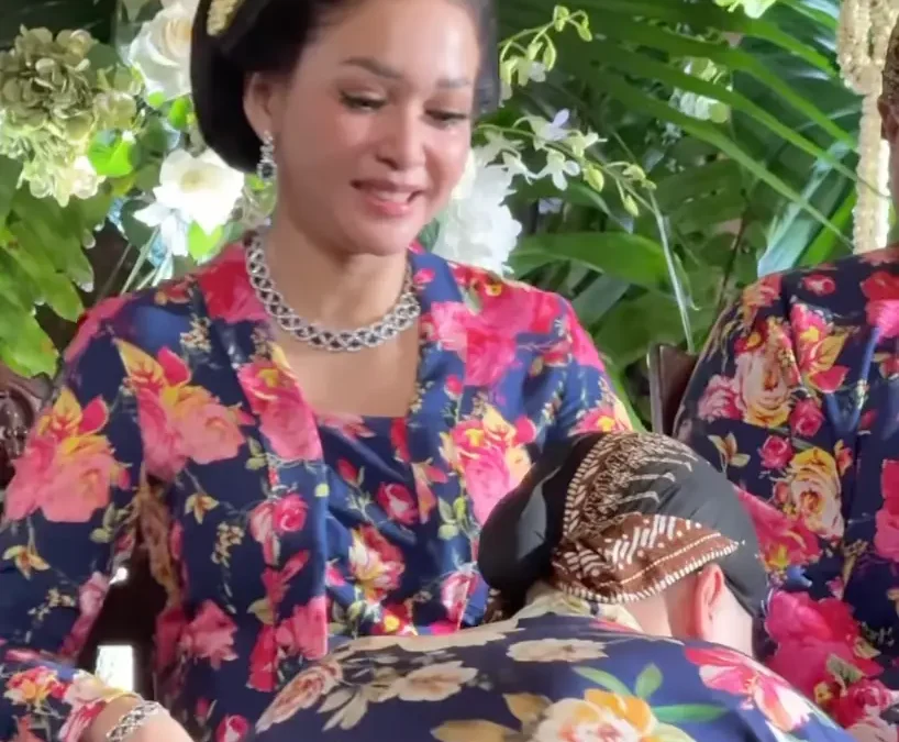 Harga Kalung Blue Sapphire yang Dipakai Maia Estianty saat Siraman Al Ghazali Capai Rp10 M?