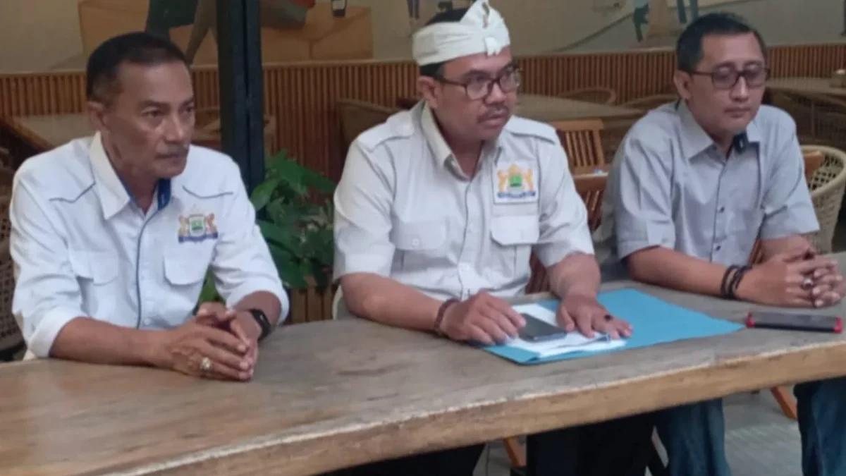Ketua SC Musprov Ultimatum Almer untuk Keluar dari Kantor Kadin Jabar! KADIN di Jawa Barat kembali memanas setelah Ketua SC Musyawarah Provinsi (Musprov) Kadin Jabar Dony Mulyana Kurnia mengeluarkan ultimatum kepada Almer Faiq Rusydi.