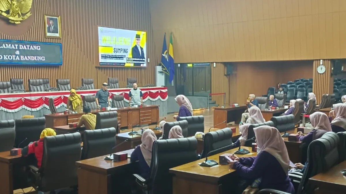 DPRD Bandung Dukung Rancanumpang Jadi Kelurahan Ramah Lansia Pimpinan DPRD Kota Bandung, Edwin Senjaya, menerima kunjungan lansia dari Kelurahan Rancanumpang, Kecamatan Gedebage di Ruang Rapat DPRD Kota Bandung, Selasa (3/6).