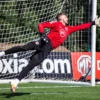 Manuver Transfer Cadas Persib Bandung dengan Adam Przybek: Kiper Muda Berkualitas dan Sudah Berpengalaman