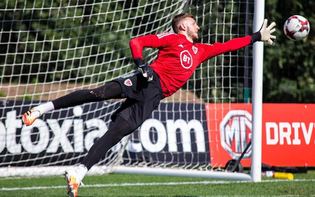 Manuver Transfer Cadas Persib Bandung dengan Adam Przybek: Kiper Muda Berkualitas dan Sudah Berpengalaman