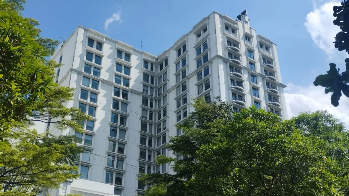 KURANG PEKA: Hotel yang terletak di kawasan Diponegoro, Kota Bandung, Selasa (10/6). Pemkot Bandung dituding tak peka dan boros lantaran memperbolehkan rapat mewah di hotel. (DIMAS RACHMATSYAH/JABAR EKSPRES)