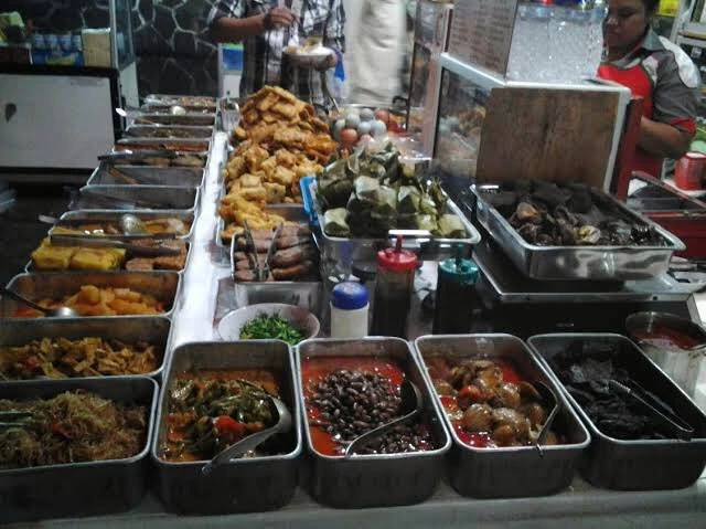 Populer Banget! Ini Rekomendasi 7 Wisata Kuliner Alun-alun Bandung Paling Lezat