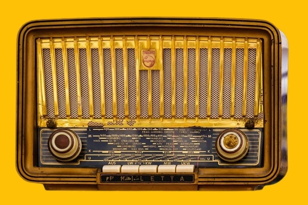 Radio Kuno dengan Bentuk Unik ( Sumber Gambar: Pixabay)