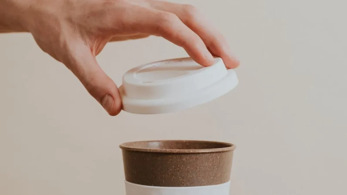 4 Rekomendasi Merek Kopi Decaf di Indonesia: Nikmati Sensasi Kopi Tanpa Cemas Rekomendasi Merek Kopi Decaf di Indonesia ( Sumber Gambar: Freepik)