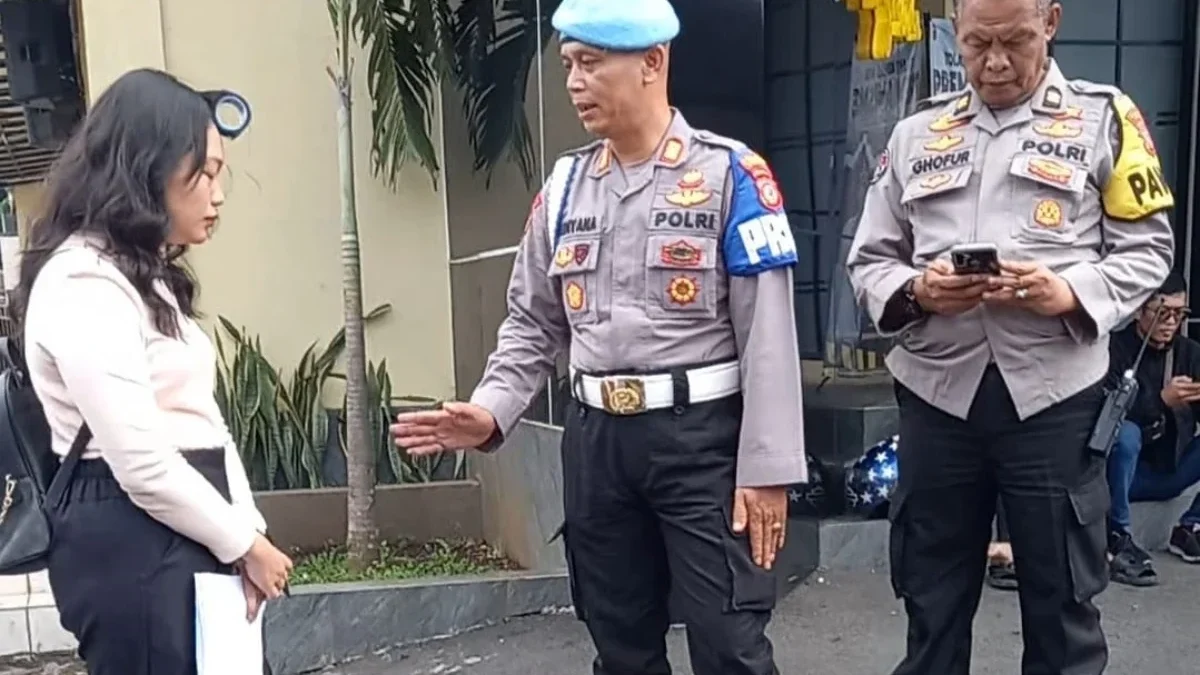 Seorang Wanita Ngamuk di Polres Cimahi Minta Keadilan atas Penetapan Tersangka Suaminya!