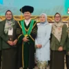 Prof Budiman foto bersama usai dikukuhkan sebagai guru besar Universitas Jenderal Achmad Yani dalam sidang senat terbuka yang digelar di Kampus Unjani, Kota Cimahi, pada Kamis, 5 Juni 2025.