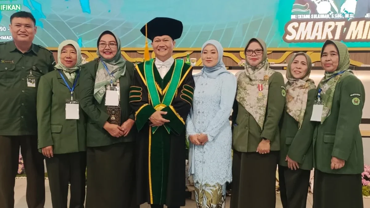 Sejarah Baru Unjani: Prof Budiman, Alumni Pertama Jadi Guru Besar Prof Budiman foto bersama usai dikukuhkan sebagai guru besar Universitas Jenderal Achmad Yani dalam sidang senat terbuka yang digelar di Kampus Unjani, Kota Cimahi, pada Kamis, 5 Juni 2025.